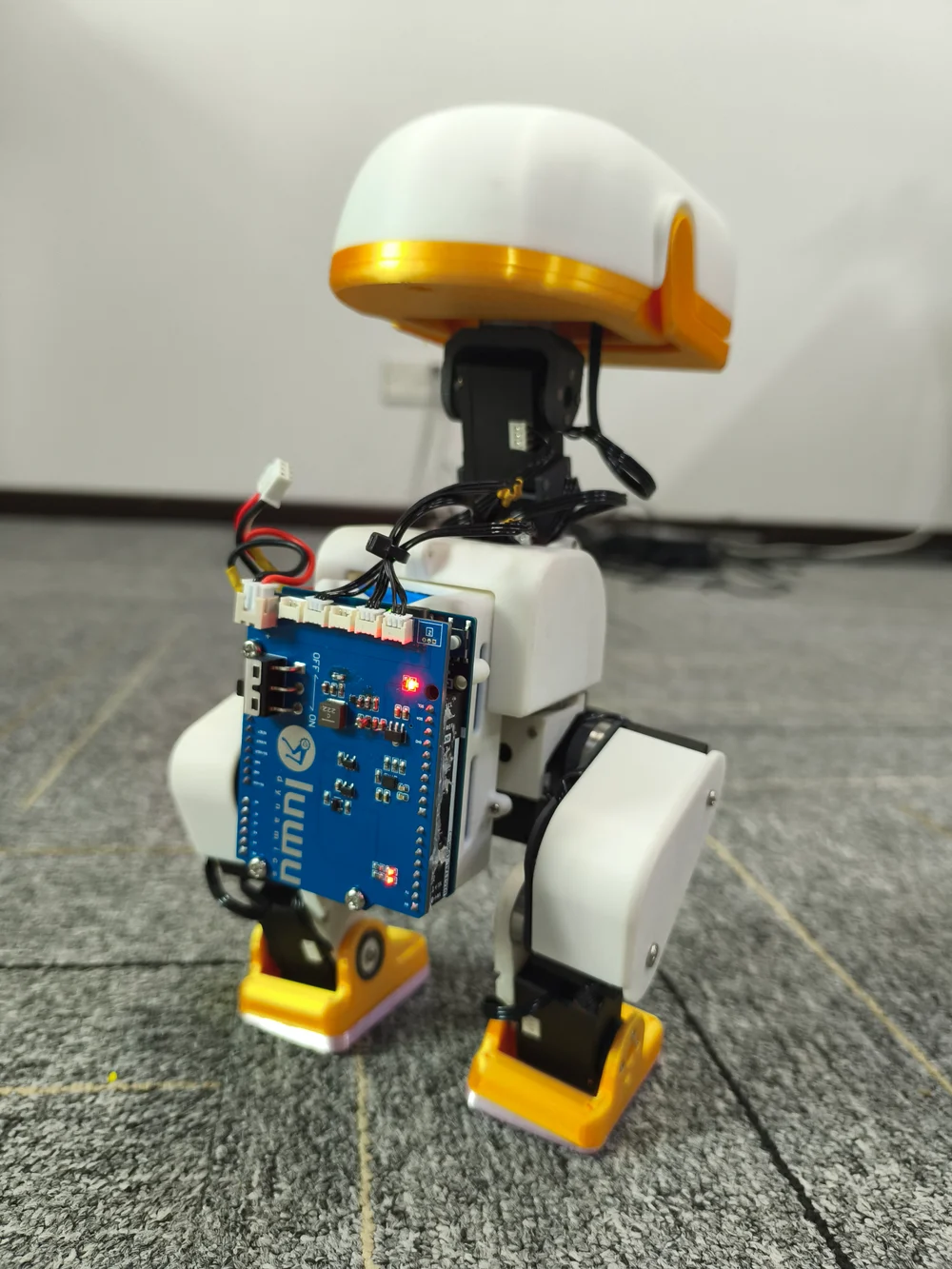 XGO-Duck 背部原型照片,展示控制板、走线和腿部结构