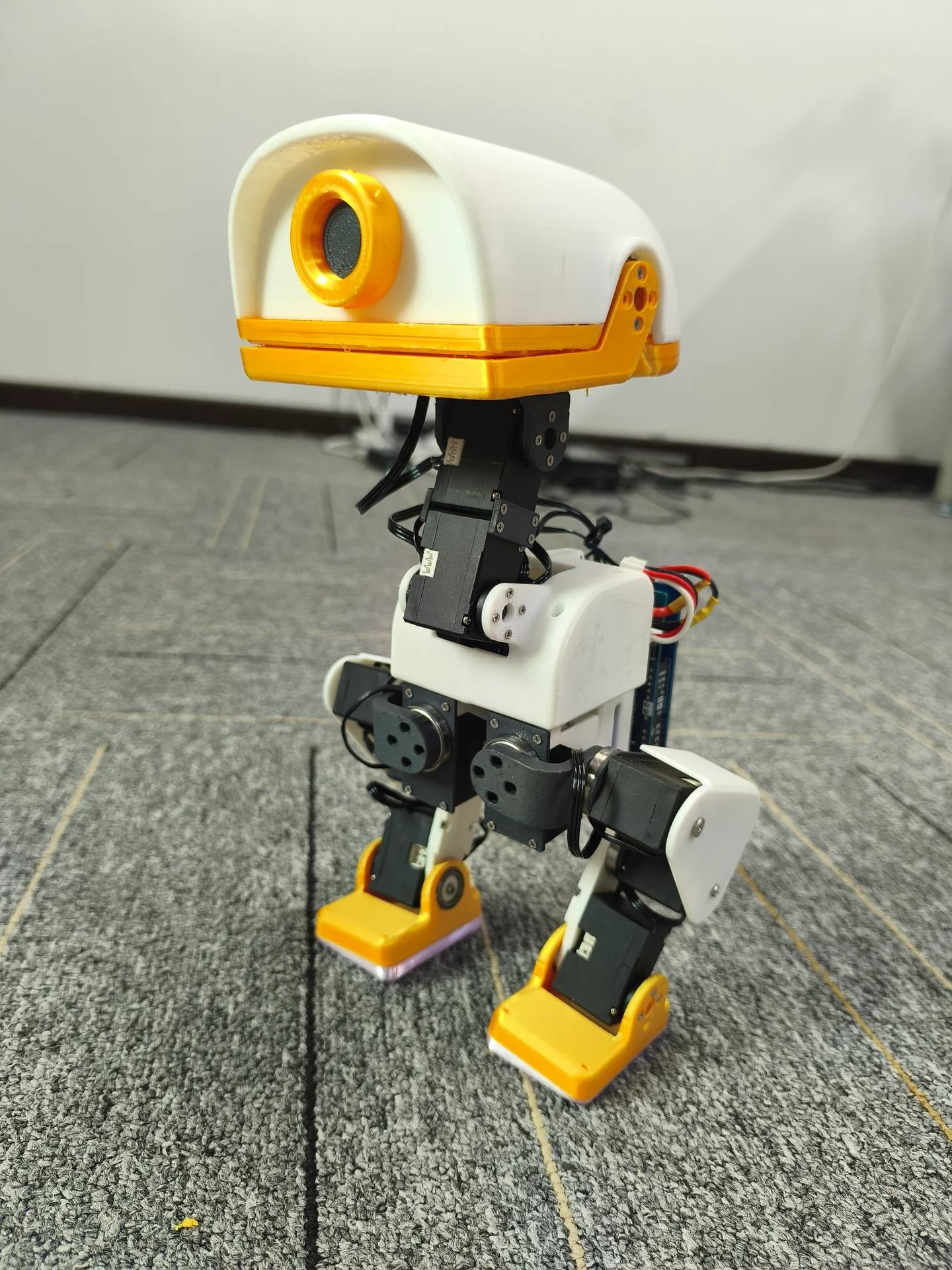 XGO-Duck 实机原型，白色头部、黄色嘴部与双足机械结构